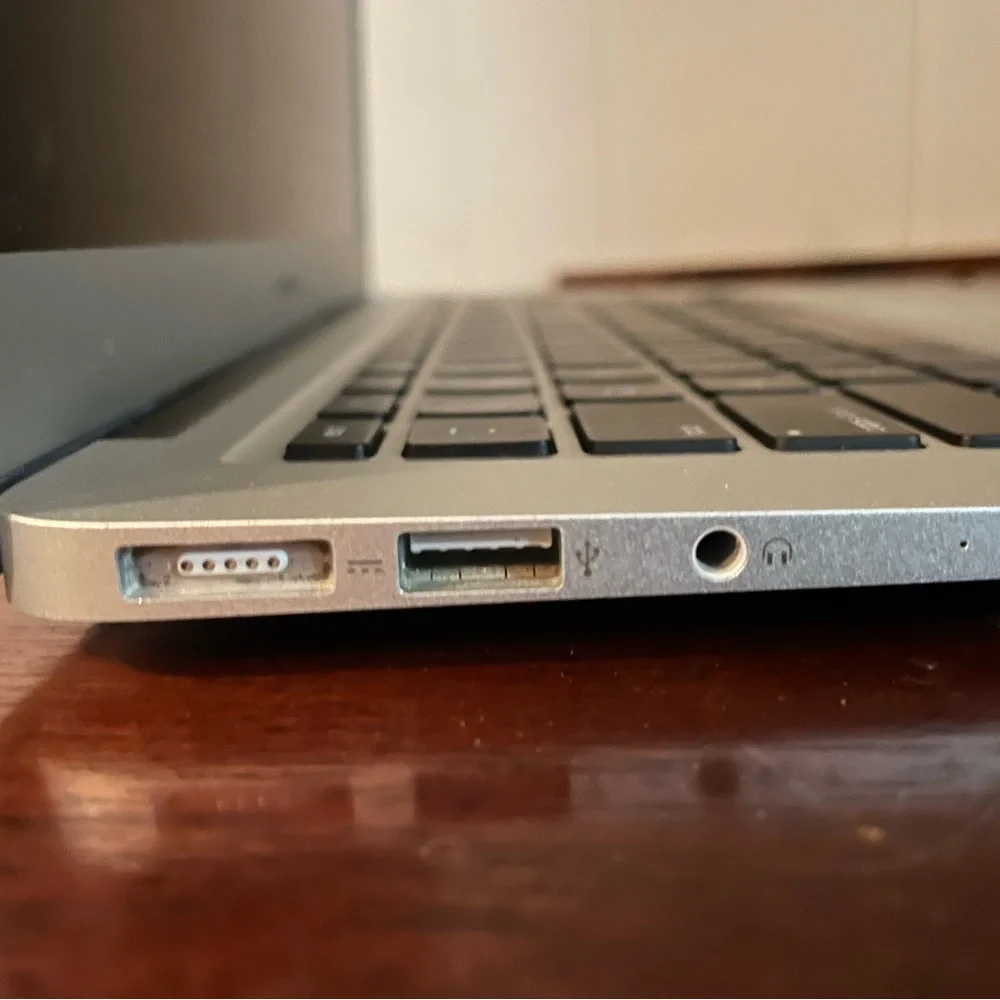 MacBook Air (13-inch)